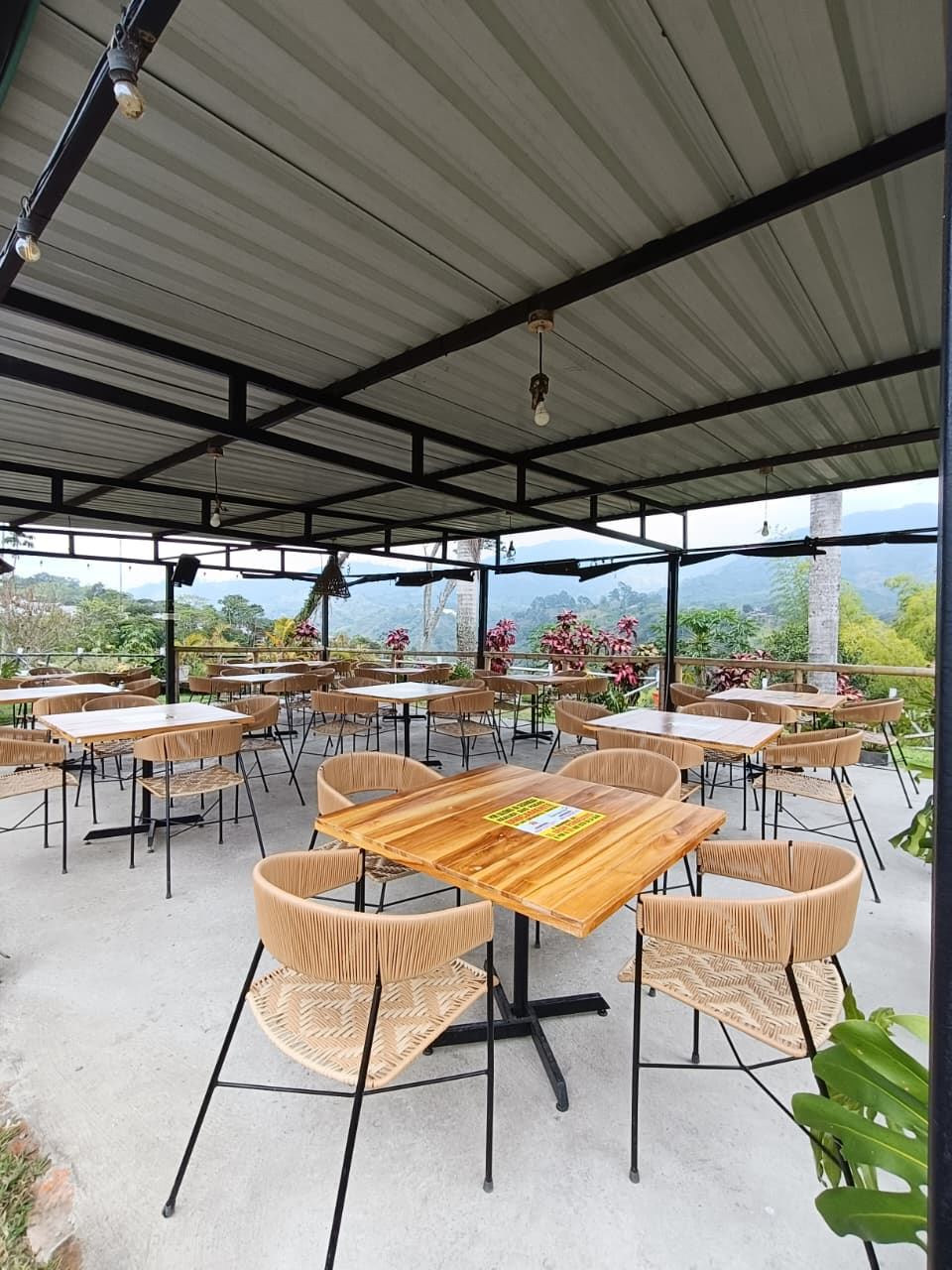 Terraza de La Cabaña con vista a las montañas del Quindío