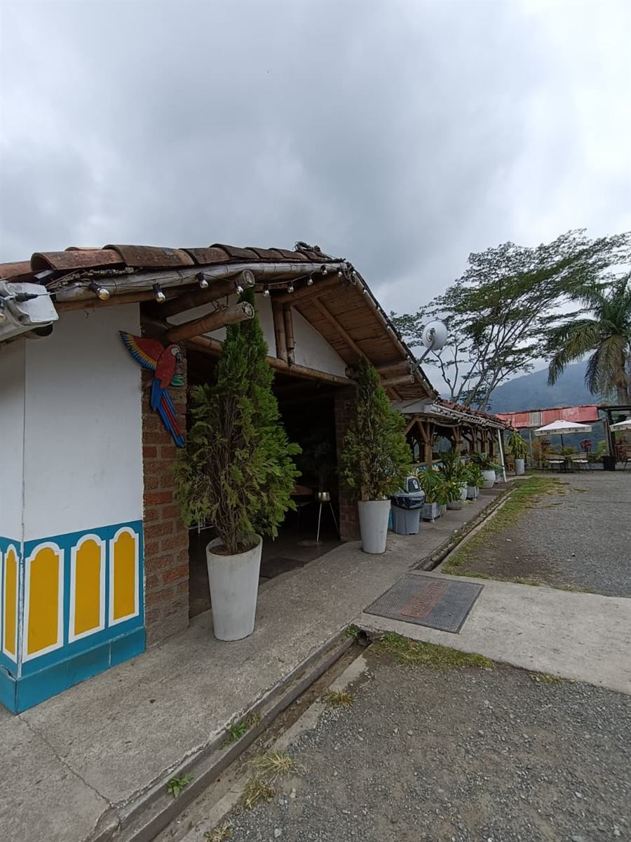 Entrada de La Cabaña, con la fachada tradicional en azul y amarillo