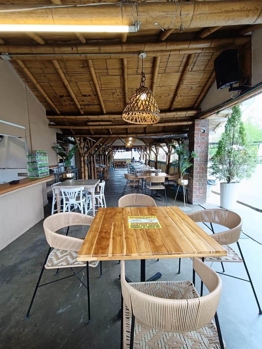 Salón interior con techo de guadua